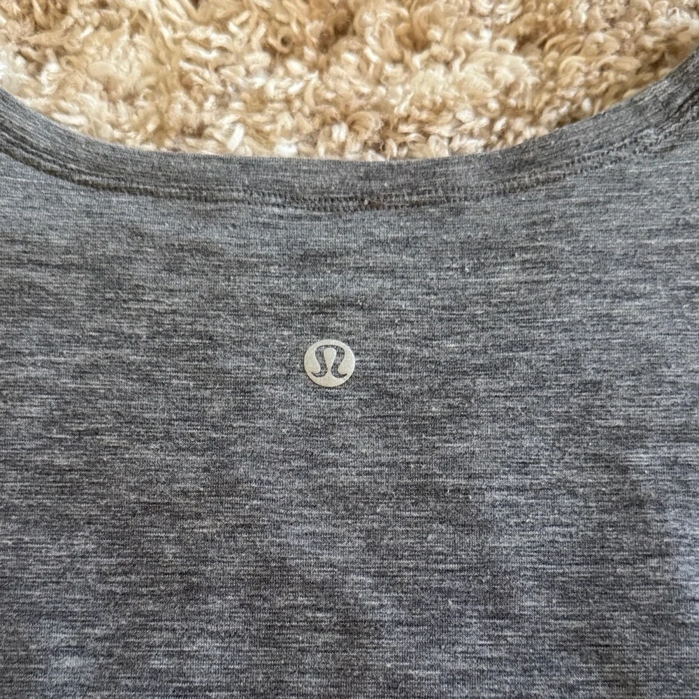 Lululemon Gray Women's‎ ShortSleeve - Picture 2 of 3